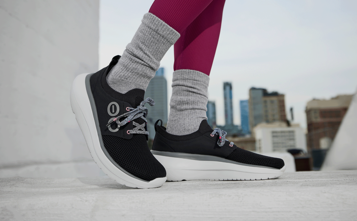 Women's OOmy Stride Shoe | White/Black