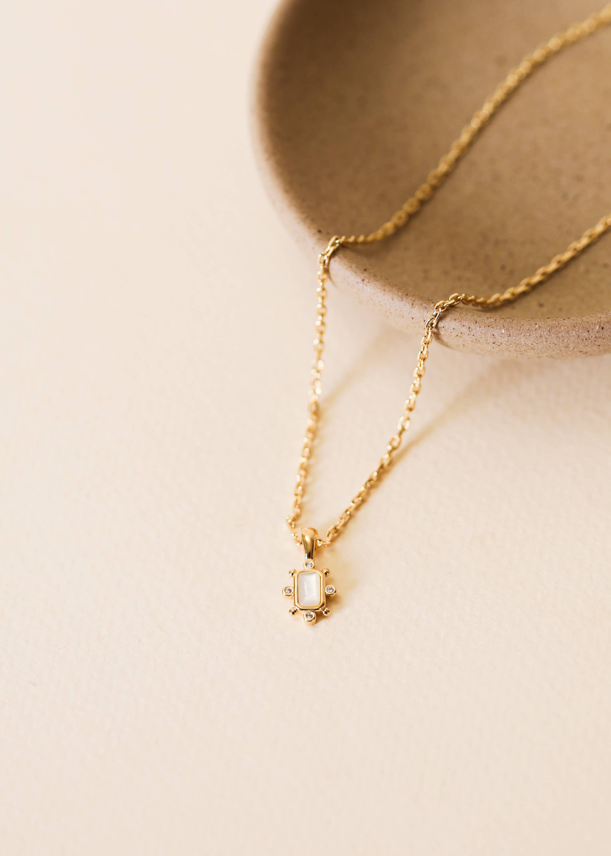 Mother of Pearl Pendant Necklace