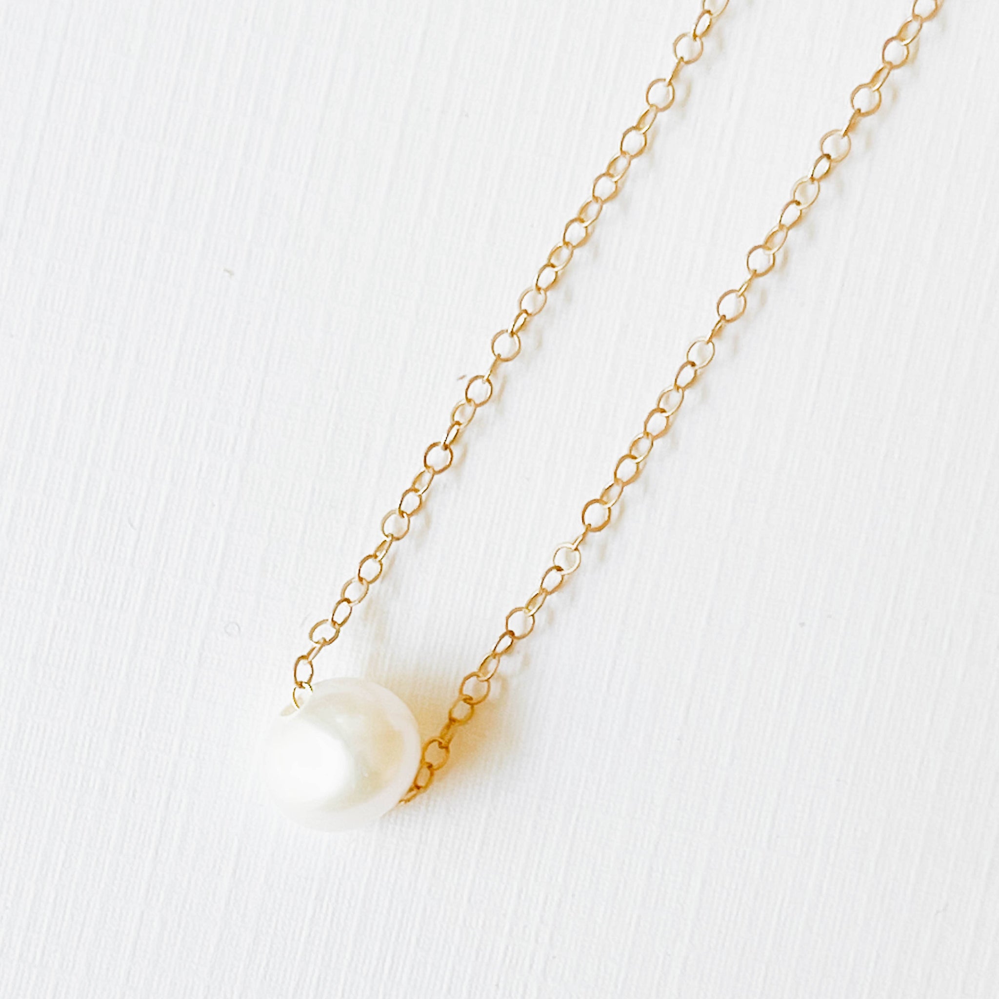 Floating pearl necklace